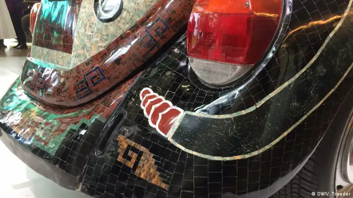 Un detalle del Vocho Teotihuacano que representa la cola de una sepiente de casacabel.