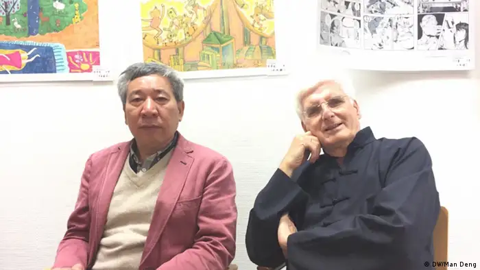 Es un escritor incómodo para el régimen chino, y sin embargo ha sido muy premiado dentro y fuera de su país. A pesar de la censura, sigue enseñando en la Universidad de Beijing. Su obra Los cuatro libros, editado en español en 2016, sitúa al lector en la China de 1950, con el trasfondo del confinamiento de miles de personas en campos de reeducación por el trabajo.