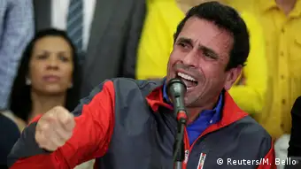 Oppositionsführer Henrique Capriles hält eine Rede (Foto: Reuters/M. Bello)