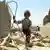 Jemen Sanaa Kind in den Trümmern eines Hauses