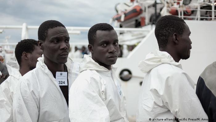 Беженцы, прибывшие в Неаполь