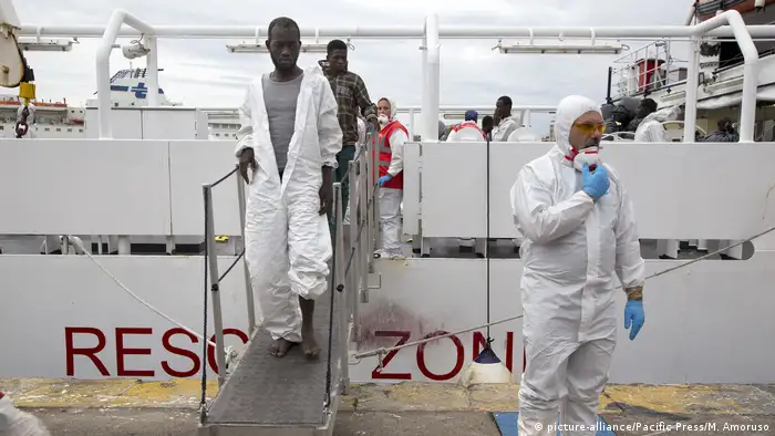 Italien Ankunft von 650 Flüchtlingen in Neapel (picture-alliance/Pacific Press/M. Amoruso)