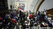 Grupos chavistas interrumpen sesión de la Asamblea Nacional