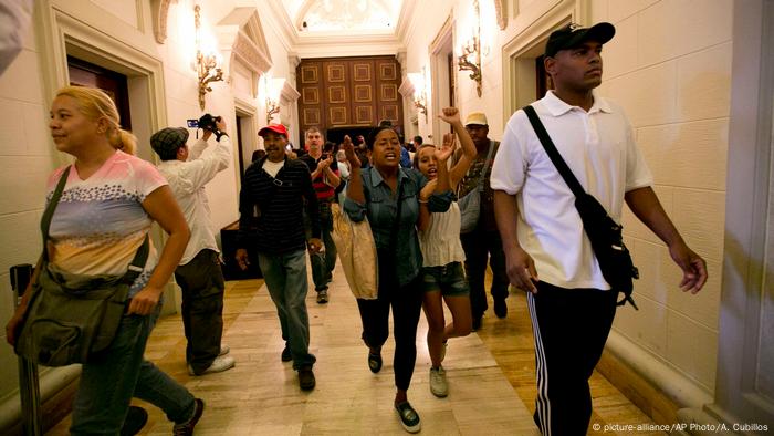 Algunos de los simpatizantes del gobierno lograron ingresar a la cámara y ocupar tribunas destinadas al público.