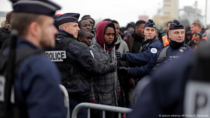 Frankreich Räumung Dschungel von Calais (picture-alliance/AP Photo/E. Morenatti)