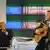 Italiens Ministerpräsident Silvio Berlusconi gestikuliert, während der Sänger Mariano Apicella ein Lied zur Gitarre singt (23.5.2003)