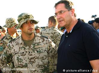Minister redet mit Soldat (Foto: dpa)