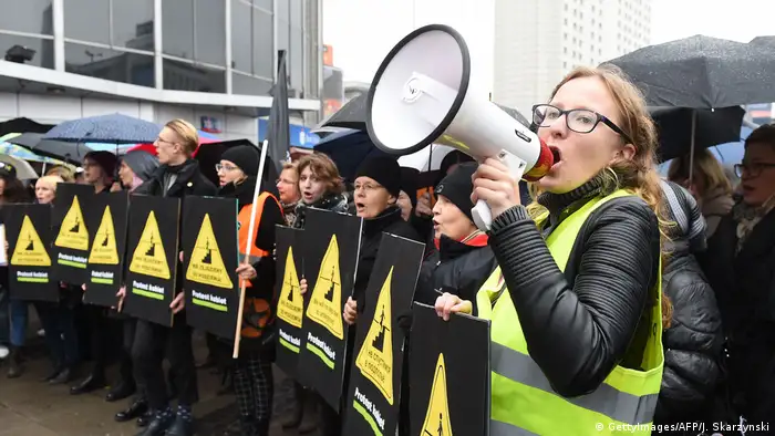Polen Frauen demonstrieren erneut gegen Regierung (GettyImages/AFP/J. Skarzynski)