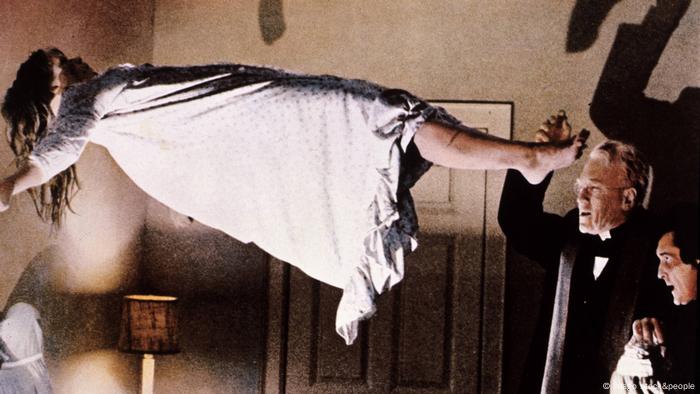 Szene aus Der Exorzist: Ein Mädchen schwebt, daneben zwei Priester (imago stock&people)