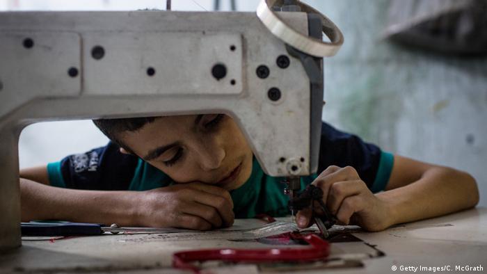 Türkei | Syrische Flüchtlingskinder arbeiten in einer Textilfabrik in Gaziantep (Getty Images/C. McGrath)