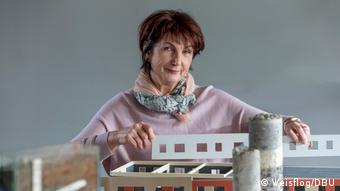 Η Αγγέλικα Μέτκε μεγάλωσε στην Ανατολική Γερμανία και είδε πολλά κτίρια μετά τη γερμανική επανένωση να κατεδαφίζονται