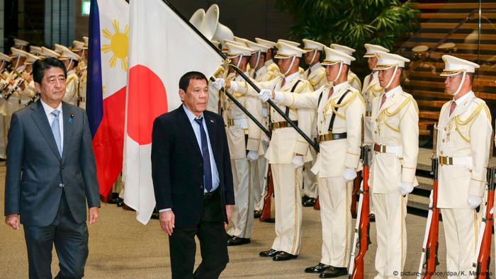 Rodrigo Duterte und Shinzo Abe (picture-alliance/dpa/K. Mayama)