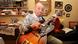 O guitarrista de jazz Coco Schumann O guitarrista de jazz Coco Schumann
