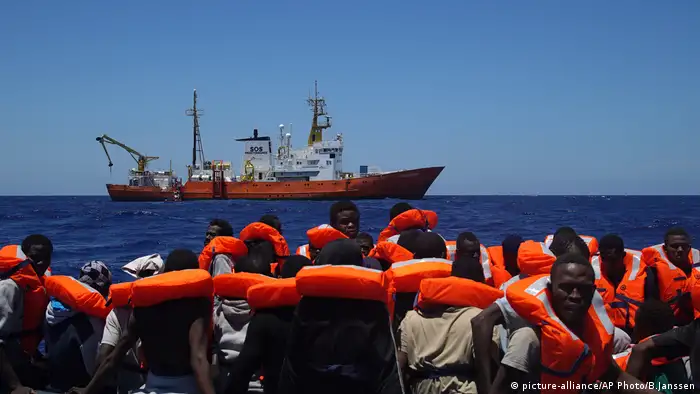Medecins Sans Frontieres Europa Seenotrettung (picture-alliance/AP Photo/B.Janssen)
