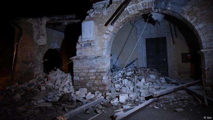 A casi dos meses del fuerte terremoto que dejó centenares de muertos en el centro de Italia, la región de Las Marcas fue sacudida hoy nuevamente por dos sismos, cuyos daños hasta el momento no se han podido esclarecer. 26.10.2016