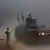 Ein irakisches Polizeifahrzeug an einem Armee-Checkpoint im Süden von Mossul