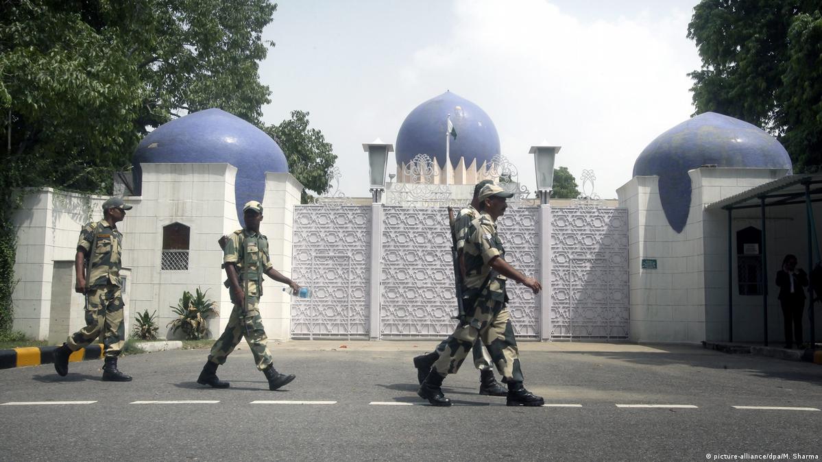 Pakistan Dimpl India and Pakistan expel diplomats