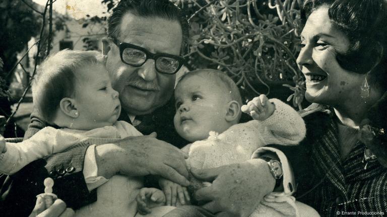 Salvador Allende sa suprugom Hortensiom Bussi i unukama Marciom i Mayom (snimljeno 1972.)