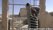 26.10.2016+++Hass, Syrien
This frame grab from video provided by Muaz al-Shami, Syrian Revolution Network, an opposition activist media organization, that is consistent with independent AP reporting, shows a man wailing in front of destroyed buildings after airstrikes killed over 20 people, in the northern rebel-held village of Hass, Syria, Wednesday, Oct 26, 2016. A team of first responders, the Syrian Civil Defense in Idlib, said at least 50 were wounded in the raids that used parachute mines, targeting the residential area and schools in the village of Hass. Most of those killed were children, the group said on its Facebook page. (Muaz al-Shami, Syrian Revolution Network, via AP) |