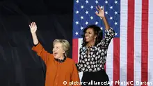 ميشيل أوباما تدعم كلينتون وتشارك معها في تجمع انتخابي