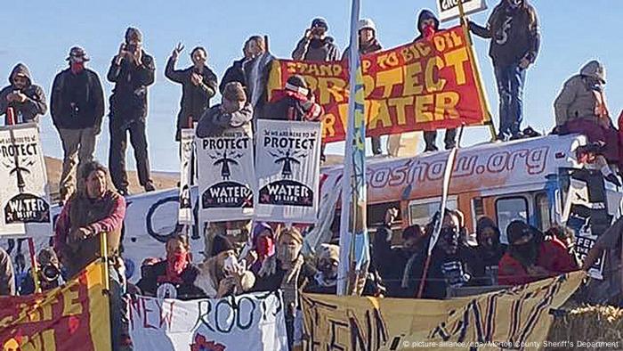 USA Proteste gegen eien Öl-Pipeline in Dakota (picture-alliance/dpa/Morton County Sheriff's Department)