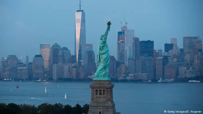 USA New York Freiheitsstatue mit Skyline