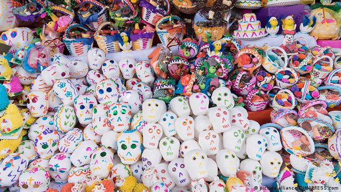 En la foto, calaveritas de azúcar en Guanajuato, preparadas para la venta en un mercado callejero.