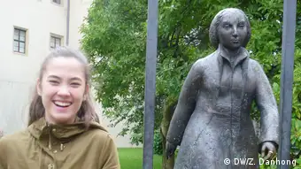 Deutschland Wittenberg Zhang Danhongs Tochter Lucy neben der Statue von Katharina von Bora im Hof des Lutherhauses