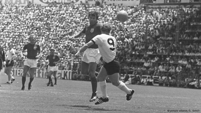 Fussball WM Mexico 1970 - Deutschland gegen England - Uwe Seeler Kopfballtor (picture-alliance/S. Simon)