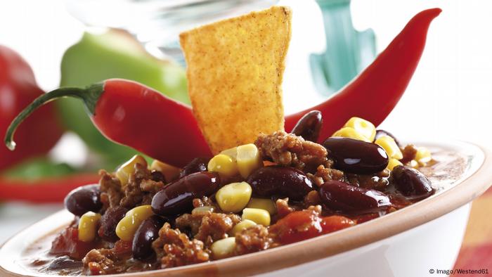 Un plato con chili con carne.