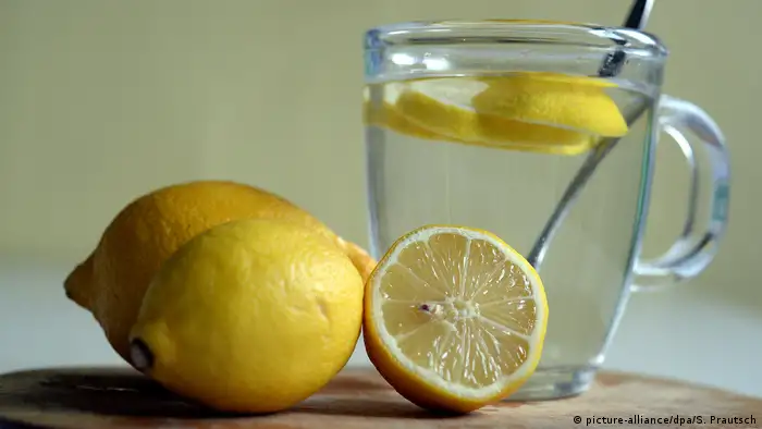 Hot lemon (picture-alliance/dpa/S. Prautsch)