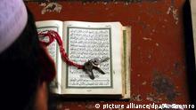 Symbolbild Madrassa
Ein junger Mann studiert in einer Religionsschule in Karachi (Pakistan) den Koran (aufgenommen am 24.09.2003). Foto: Akhtar Soomro +++(c) dpa - Report+++ |
(c) picture alliance/dpa/A. Soomro