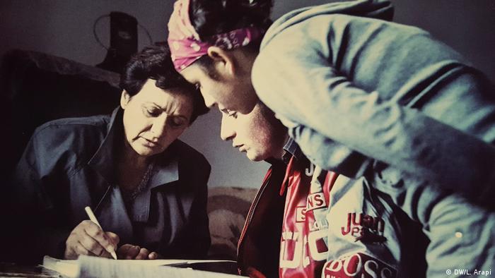 Albanien | Lehrerin Liliana Luani unterrichtet Kinder von Blutracheopfern