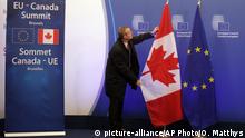 30.10.2016+++ A member of protocol adjusts the EU and Canadian flags prior to an EU-Canada summit at the European Council building in Brussels, Sunday, Oct. 30, 2016. Canadian and EU officials, in a one-day summit, are to sign the Comprehensive Economic and Trade Agreement (CETA). (AP Photo/Olivier Matthys)