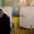 Пожилой грузин на избирательном участке с бюллетенем в руках