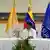 Maduro (c) ladeado pelos representante do Vaticano, Claudio maria Celli (esq.) e da Unasul, Ernesto Samper