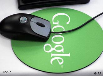 An die Mouse, fertig, los: Mehr braucht man nicht, um mit 'Google' im Internet fündig zu werden: Mousepad mit dem Google-Logo (Foto: AP)