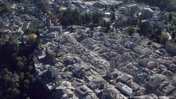 Italien Nach dem Erdbeben in Amatrice (picture-alliance/dpa/EPA/Italien Fire Fighters)