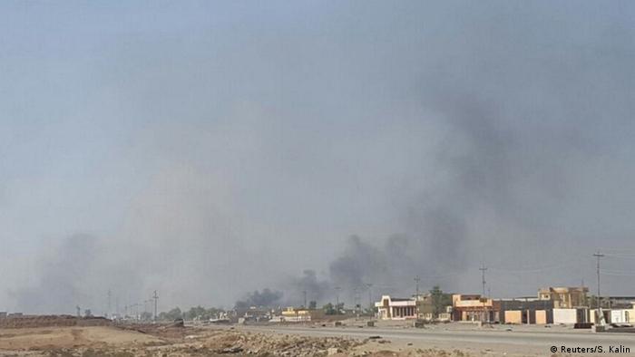 Irak Mossul - Raucht steigt auf während Irakische Truppen gegen den IS kämpfen
