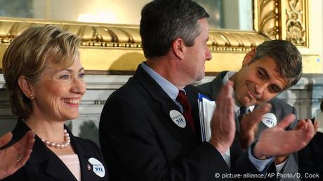 USA Hillary Clinton und George Clooney (picture-alliance/AP Photo/D. Cook)