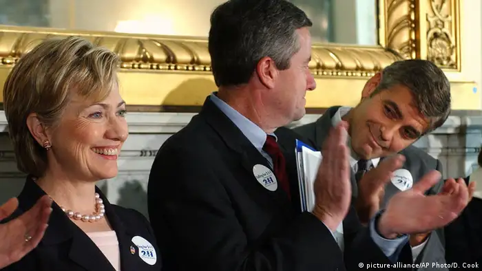 USA Hillary Clinton und George Clooney (picture-alliance/AP Photo/D. Cook)
