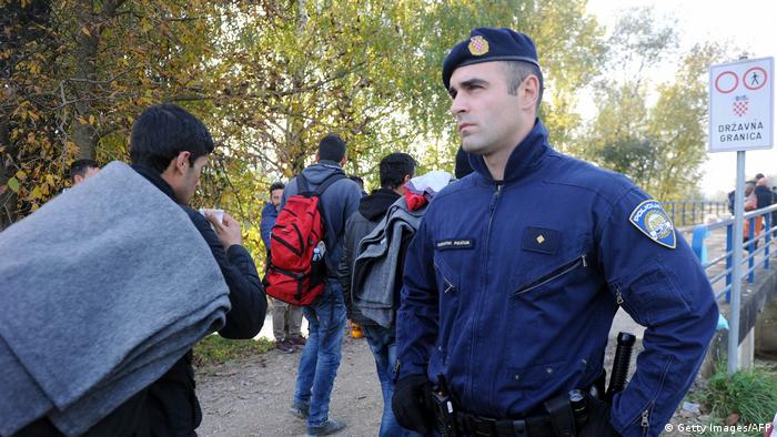 Hrvatska policijac na granici sa Slovenijom u listopadu 2015. 
