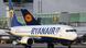 Літак лоукостера Ryanair в аеропорту Франкфурта-на-Майні Літак лоукостера Ryanair в аеропорту Франкфурта-на-Майні