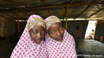 Deux jeunes filles dans un camp de réfugiés du HCR à Baga Sola dans la région du Lac Tchad (Archives - Baga Sola, 26.01.2015)