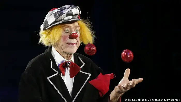 Oleg Popov haciendo malabarismo.