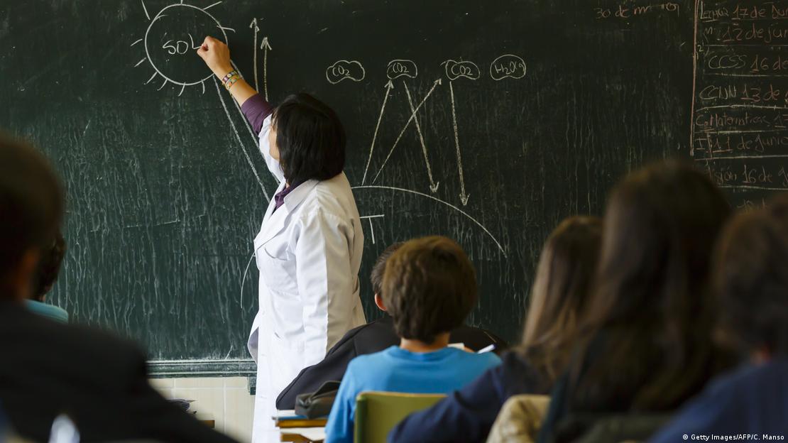 Burgos'taki bir sınıfta ders anlatan öğretmen ve öğrenciler