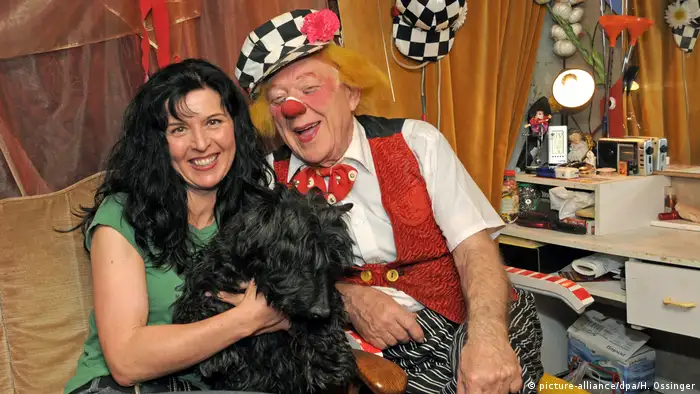 Oleg Popov con su mujer, Gabriela , y el perro Tschuda.
