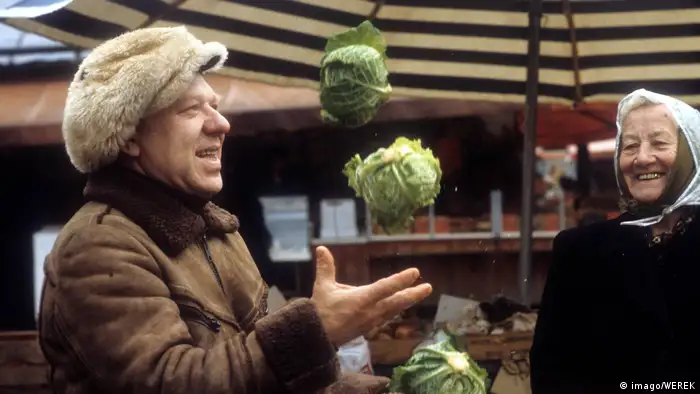 Popov hace malabarismo con coles en el mercado de Múnich, en 1980.
