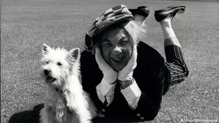 Popov con la terrier Gemma, en 1971