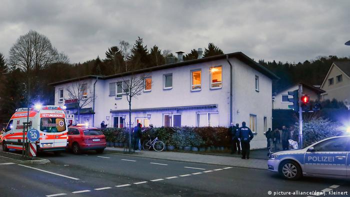 Полиция и скорая помощь перед приютом для беженцев в немецком городе Ломар (фото из архива)